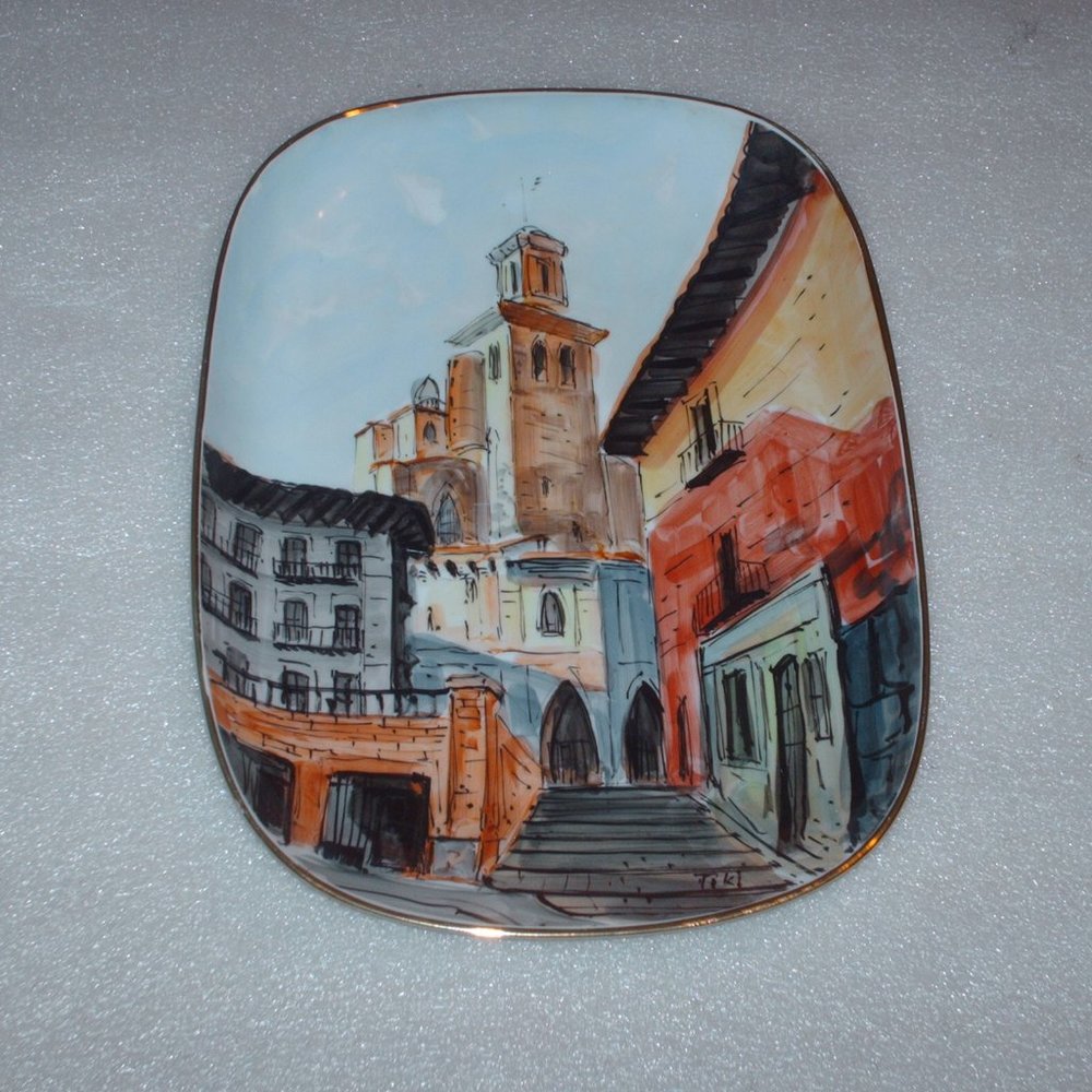 Lovely hand-painted, gold rimmed plate signed Tiki